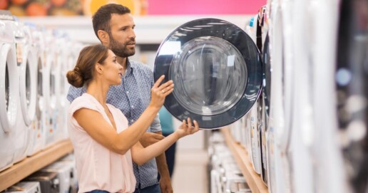Eine Frau und ein Mann schauen sich eine neue Waschmaschine an