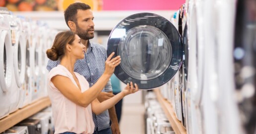 Ein Paar schaut sich in einem Elekronik-Markt eine Waschmaschine an